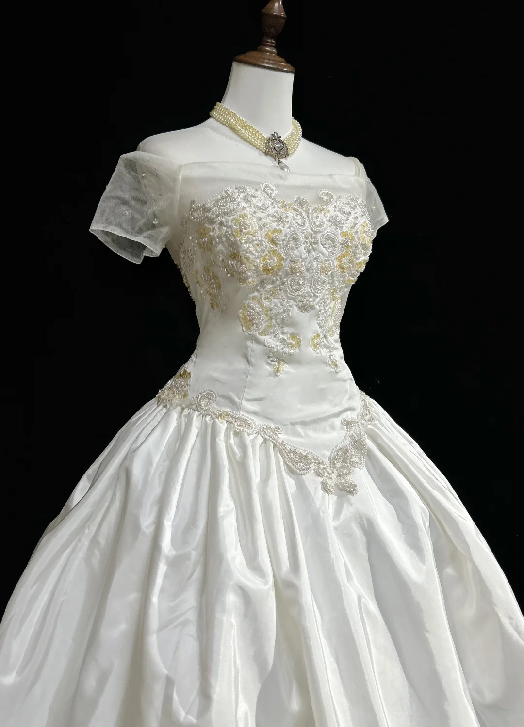 Unique Bridal Gown Ball Gown Off The Shoulder White Short Sleeves Lace Wedding Dresses Vintage 80s Wedding Gowns DH1258