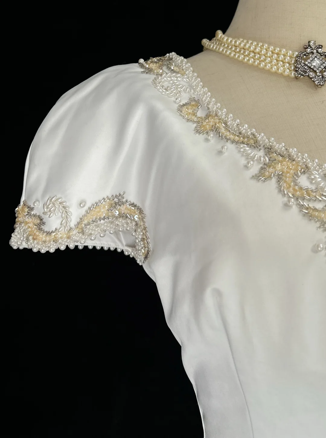 Robe de mariée classique, robe de bal, col en V, satin blanc, longue, style années 70, robe de mariée vintage, robes de mariée DH1260