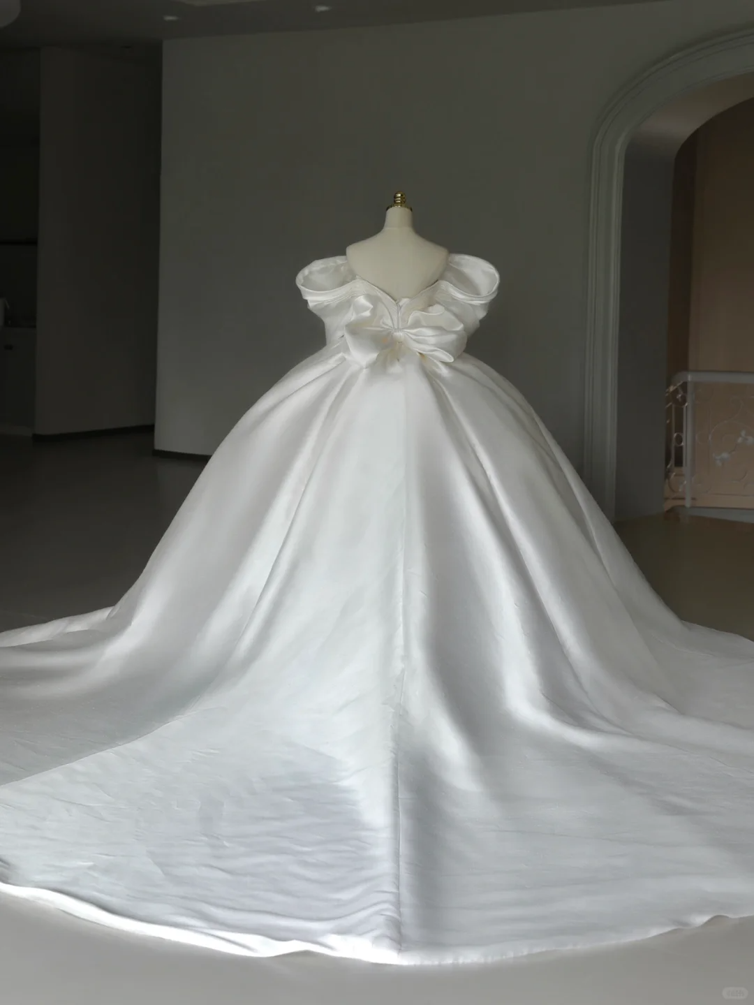 Prinzessin Brautkleid Ballkleid aus der Schulter Satin Brautkleid mit weißen kurzen Ärmeln Brautkleider bescheidene Brautkleider DH1287
