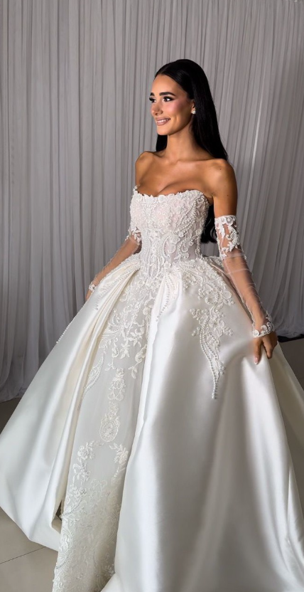 Beautiful Ball Gown Sweetheart Sleeveless White Satin Pleated White Pearls Beads Wedding Dress Modest Wedding Dresses Princess Wedding Gowns DH1483