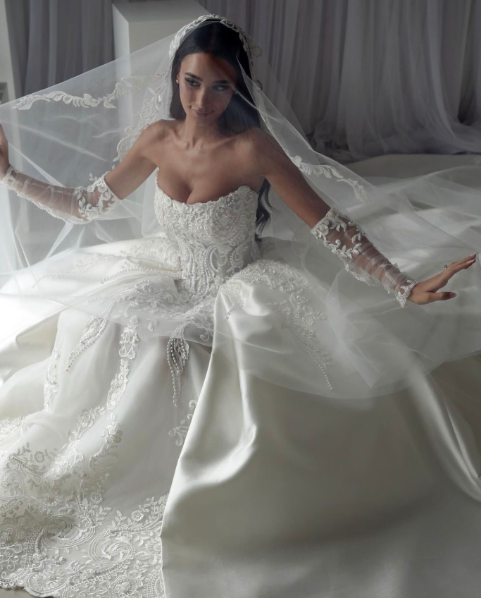 Beautiful Ball Gown Sweetheart Sleeveless White Satin Pleated White Pearls Beads Wedding Dress Modest Wedding Dresses Princess Wedding Gowns DH1483
