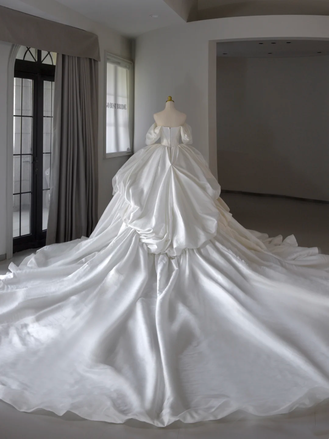 Princess Bridal Dress Ball Gown Off The Shoulder Satin Wedding Dress With Short Sleeves Wedding Dresses Modest Wedding Gowns DH1544