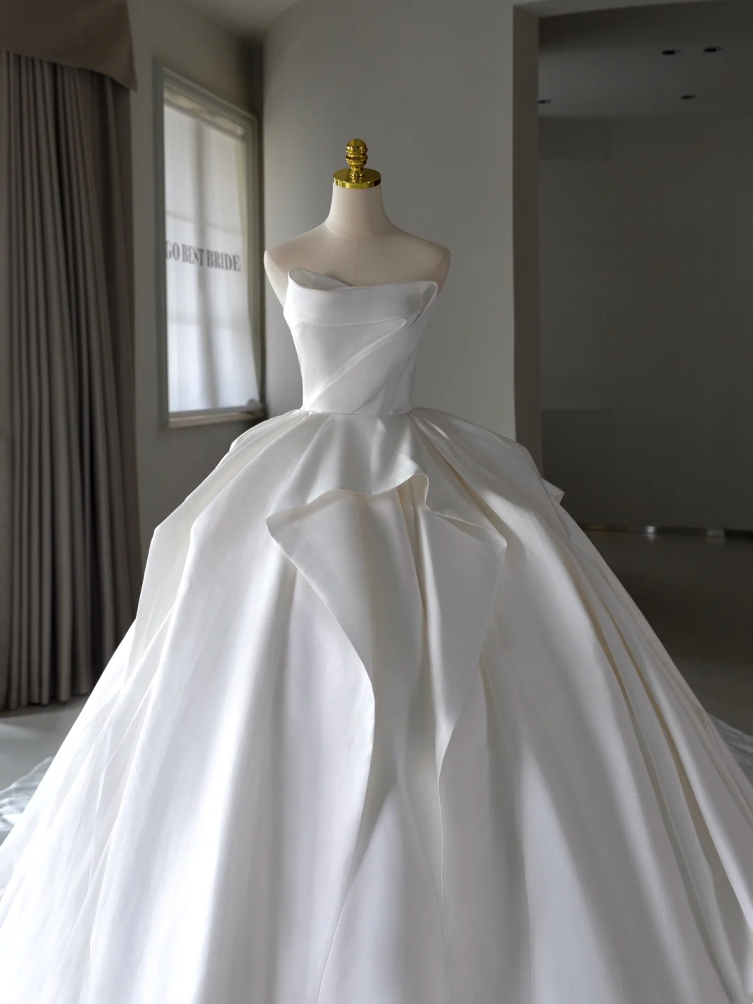 Princess Bridal Dress Ball Gown Strapless Satin Wedding Dress With Ruffles White Wedding Dresses Modest Wedding Gowns DH1549
