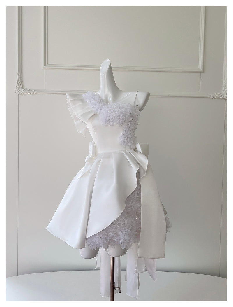 Süßes A-Linien-Kleid mit einer Schulter aus weißem Satin, kurz, Mini, formelles Homecoming-Kleid für die 8. Klasse, High School, Hoco Court Dress, Abschlusskleid, Cocktail-Outfits DH1898