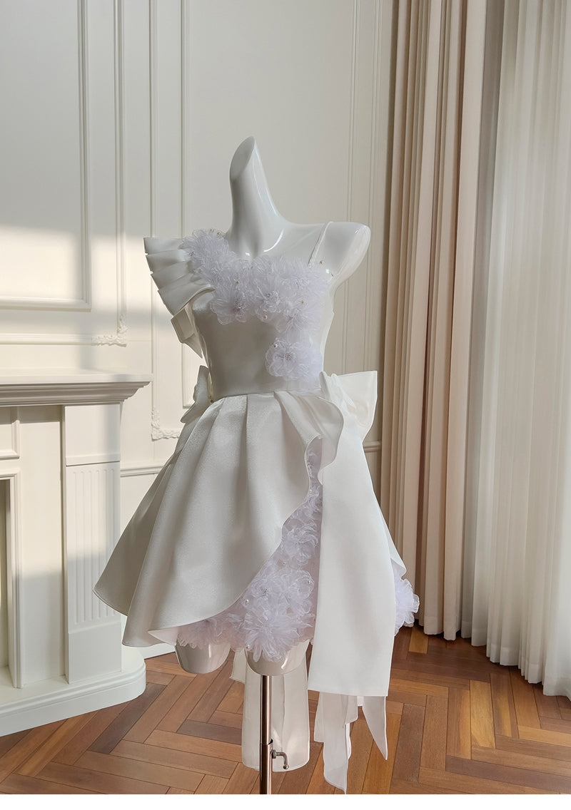 Süßes A-Linien-Kleid mit einer Schulter aus weißem Satin, kurz, Mini, formelles Homecoming-Kleid für die 8. Klasse, High School, Hoco Court Dress, Abschlusskleid, Cocktail-Outfits DH1898