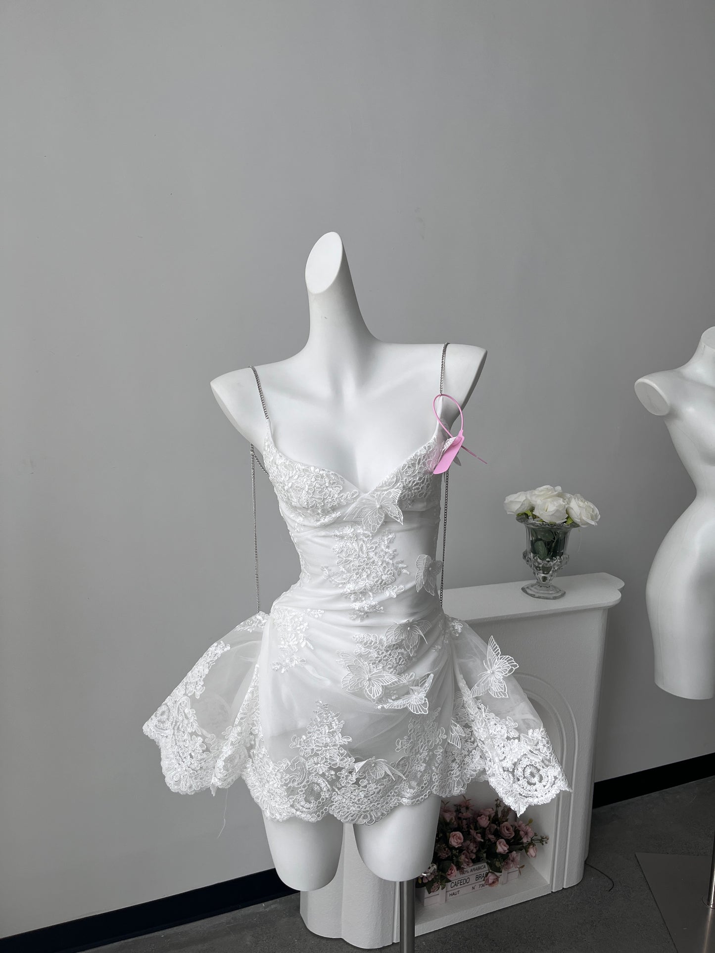 Robe de soirée courte en dentelle blanche à bretelles spaghetti, coupe trapèze, tenue de soirée pour 16 ans, robe de remise de diplôme, mini robe de cocktail DH2464
