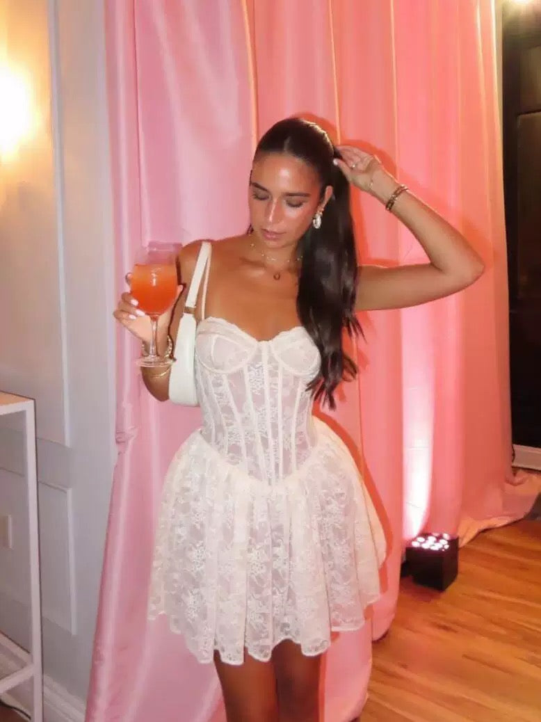 Robe de soirée courte en dentelle blanche à bretelles spaghetti, coupe trapèze, tenue de soirée pour 16 ans, robe de remise de diplôme, mini robe de cocktail DH2479