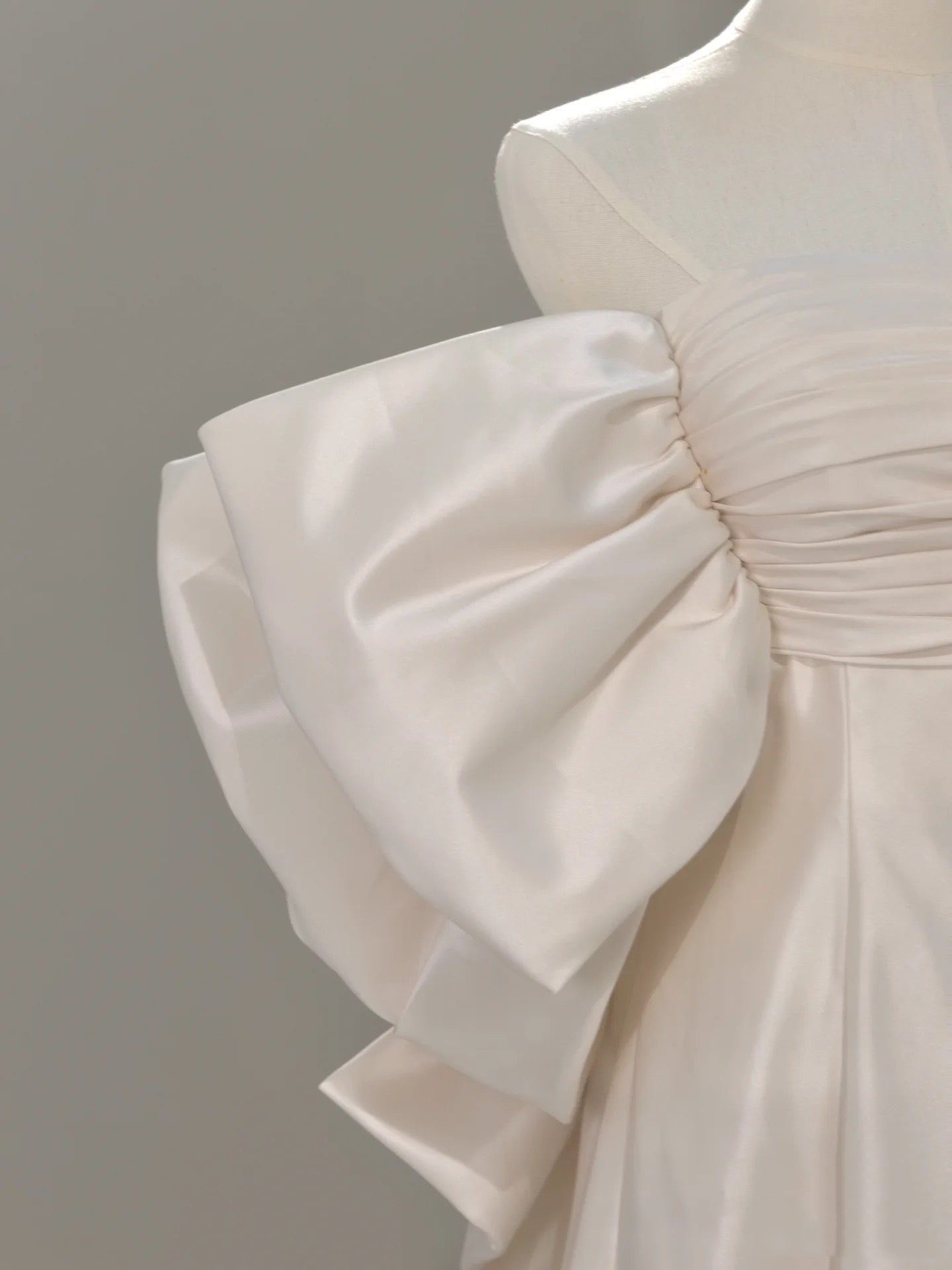 Classic Bridal Gown A Line Off The Shoulder Short Sleeves Satin White Wedding Dresses Minimalist Bridal Gowns DH752