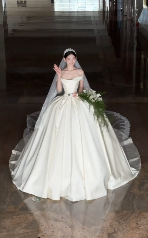 Modest Off-Shoulder Ball Gown Satin Long Wedding Dresses Appliqué White Bridal Dresses Short-Sleeve Bridal Gowns DP04038