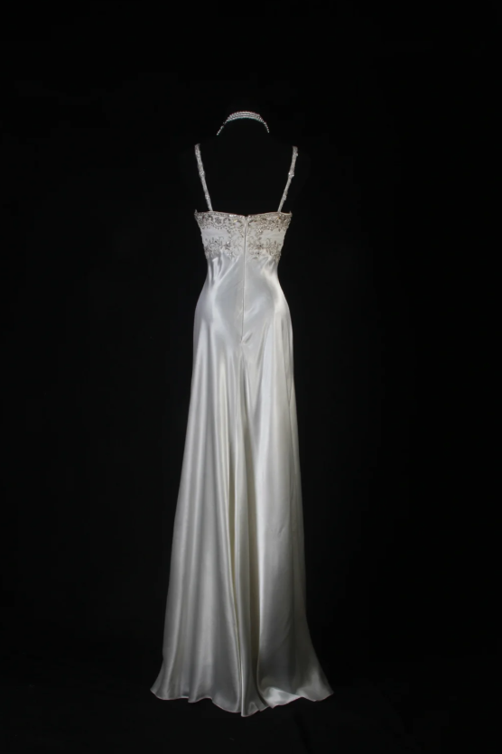 Elegant Spaghetti Straps Sheath Long Prom Dresses Beaded Satin Sleeveless Evening Dresses Light Gray Wedding Guest Dresses DP04051