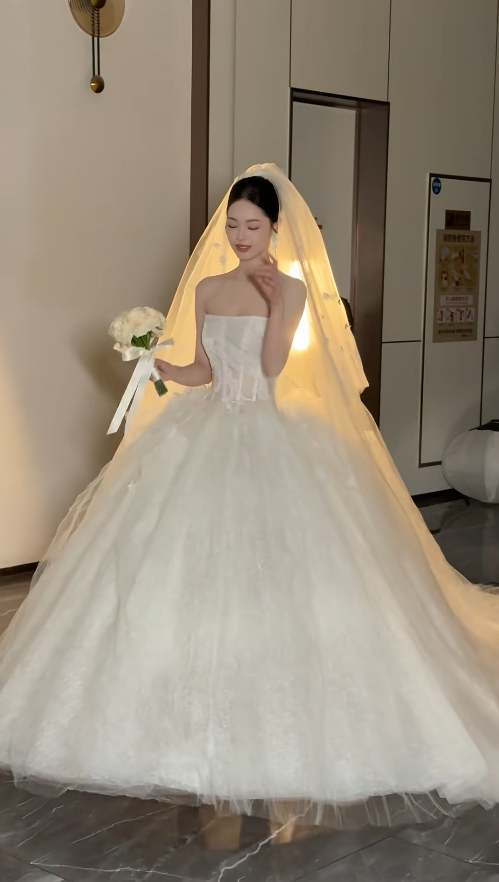 Luxury Strapless Ball Gown Long Wedding Dresses Tulle Lace White Bridal Gowns Sleeveless Bridal Dresses DP04067