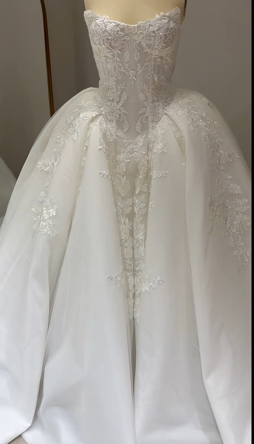 Timeless Strapless Ball Gown Tulle Long Wedding Dresses Beaded Appliques White Bridal Gowns Sleeveless Bridal Dresses DP04308