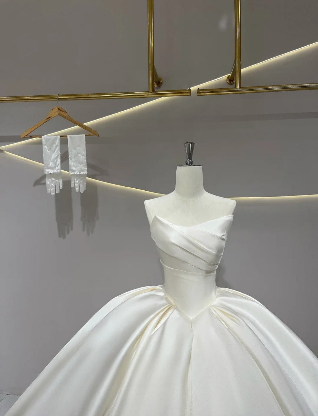 Chic Strapless Ball Gown Long Wedding Dresses Satin White Bridal Gowns Sleeveless Bridal Dresses DP04312