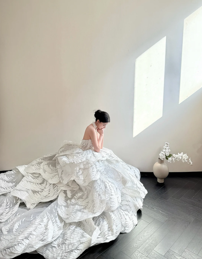 Elegant Halter A-Line Long Wedding Dresses Tulle White Bridal Gown Sleeveless Bridal Gowns DP04361