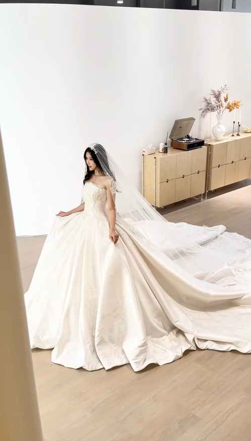 Glam Strapless Ball Gown Long Wedding Dresses Satin Appliques White Bridal Gown Sleeveless Bridal Gowns DP04367