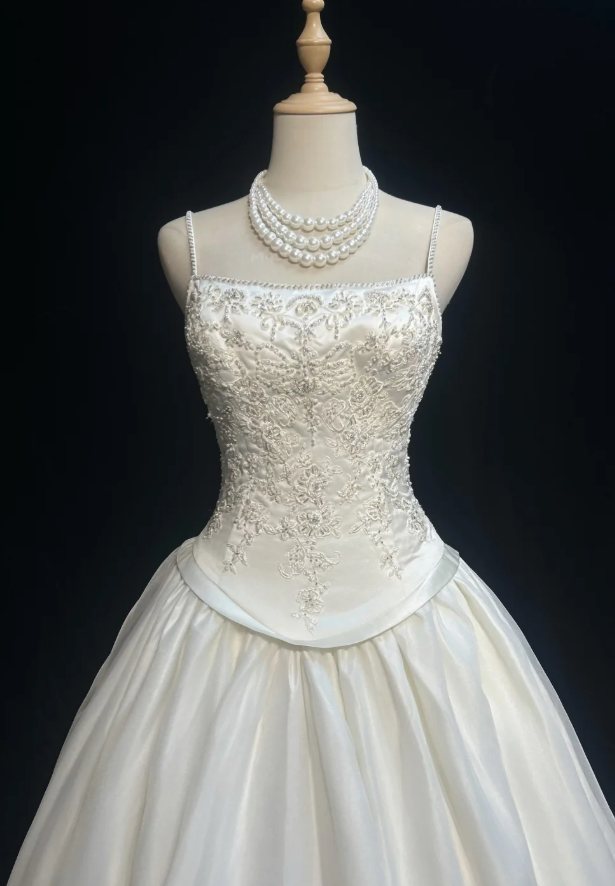Vintage Spaghetti Strap Ball Gown Long Weeding Dresses Beaded Satin White Bridal Dresses Appliques Sleeveless Bridal Gowns DP04449