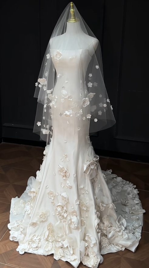 Glam Strapless Mermaid Long Weeding Dresses Appliques Satin White Bridal Dresses Sleeveless Bridal Gowns DP04450