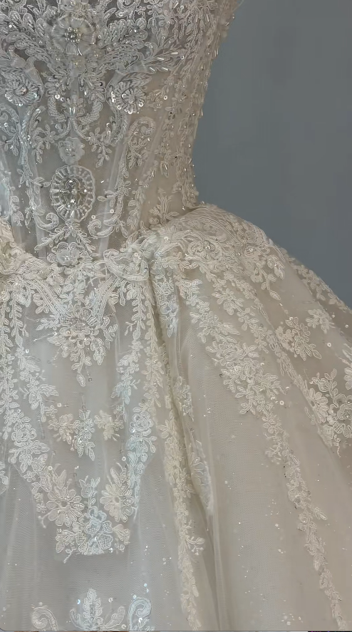 Gorgeous A-Line Long Wedding Dresses Applqiues Lace White Bridal Dresses Strapless Sleeveless Bridal Gowns DP04544