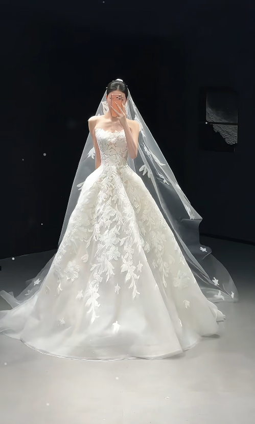 Simple A-Line Long Wedding Dresses Applique Tulle StraplessWhite Bridal Gowns Sleeveless Bridal Dresses DP04624