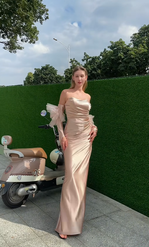 Elegant Champagne Sheath Long Prom Dresses Satin Strapless Birthday Dresses Sleeveless Evening Dresses DP04655