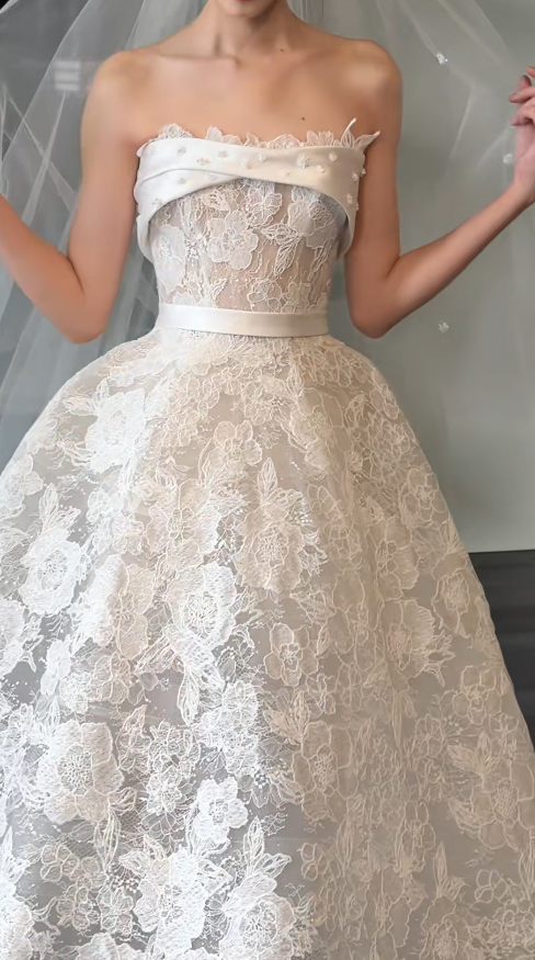 Chic A-line Long Wedding Dresses Lace Applique White Bridal Dresses Strapless Sleeveless Bridal Gowns DP04682