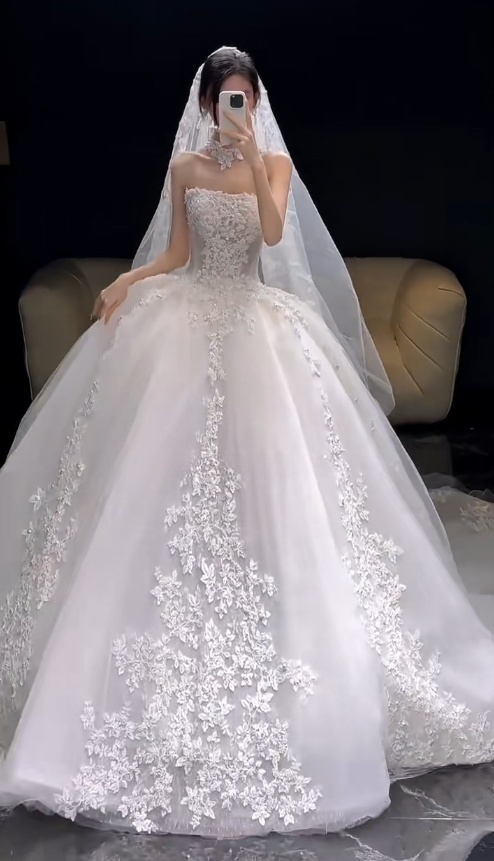 Chic A-Line Long Wedding Dresses Tulle Appliques White Bridal Gowns Strapless Bridal Dresses DP04791
