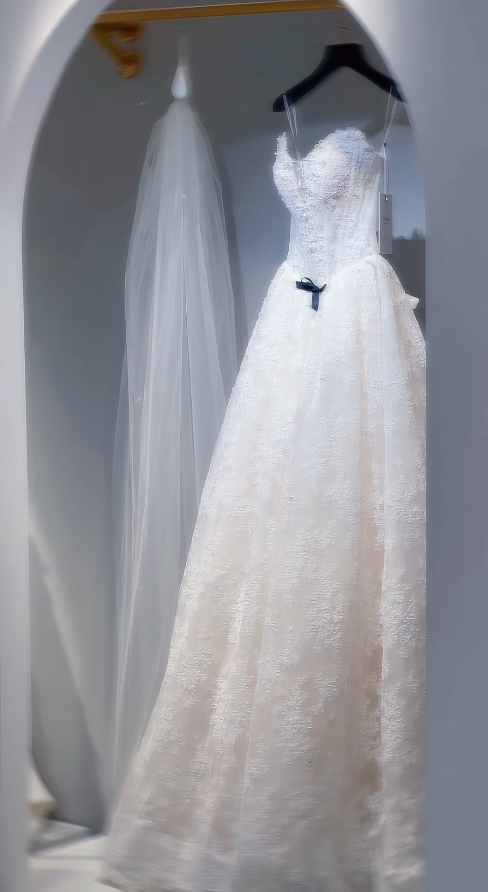 Elegant White Long Wedding Dress Appliques Lace Sweetheart A-Line Bridal Gowns Sleeveless Bridal Dress DP04971