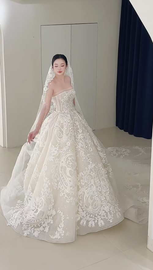 Timeless White Wedding Dress A-Line Strapless Bridal Dress Tulle Applique Bridal Gown DP05053