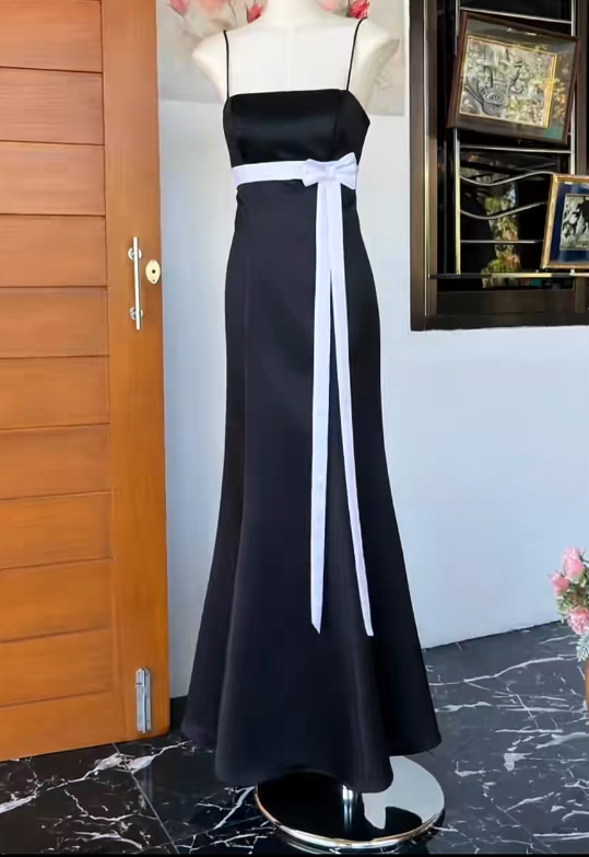 Robe de bal noire chic en satin, fourreau, bretelles spaghetti, sans manches, idéale pour un anniversaire (DP05220)