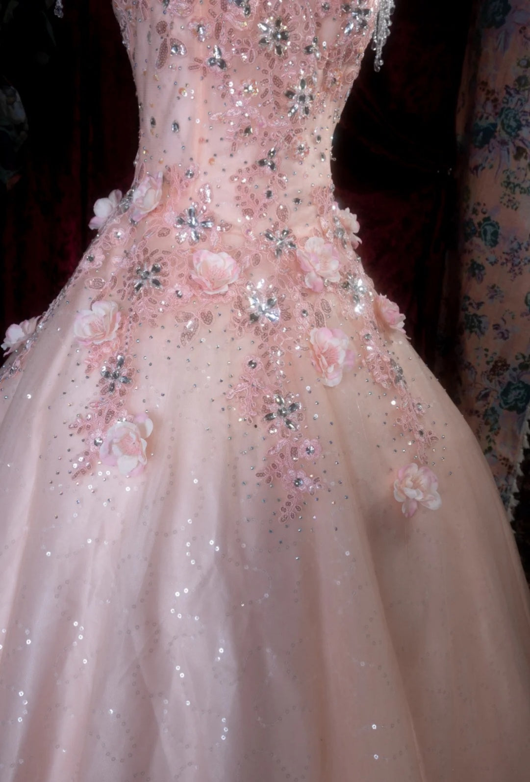Robe de bal rose élégante en tulle et sequins, col montant, coupe trapèze, sans manches, idéale pour un anniversaire (ED05240)