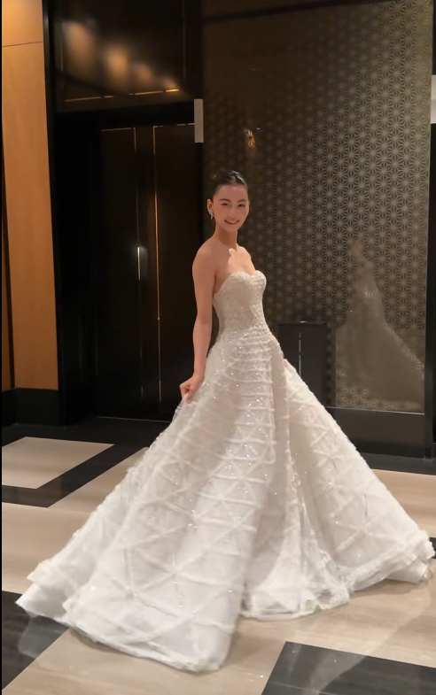 Zeitloses, weißes A-Linien-Brautkleid aus Tüll mit Perlenbesatz, trägerlos, ärmellos, DP05255