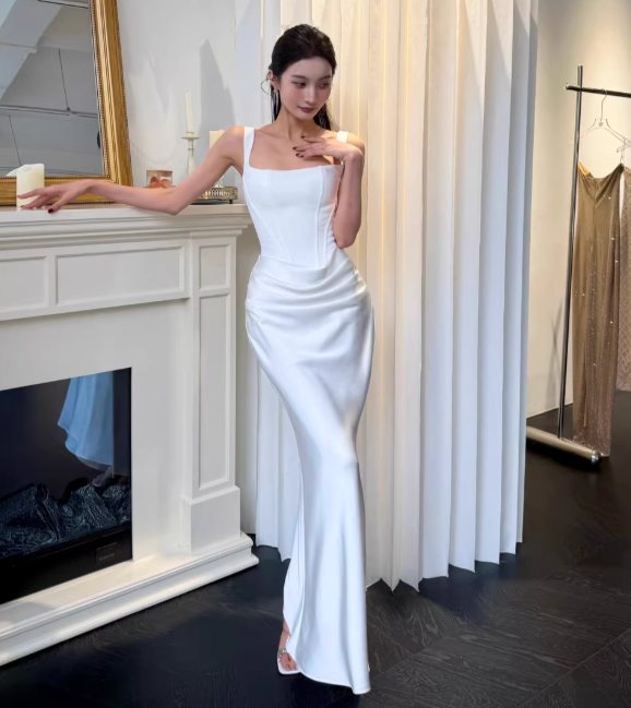Elegantes weißes Etuikleid mit Satin-Trägern, DP05263