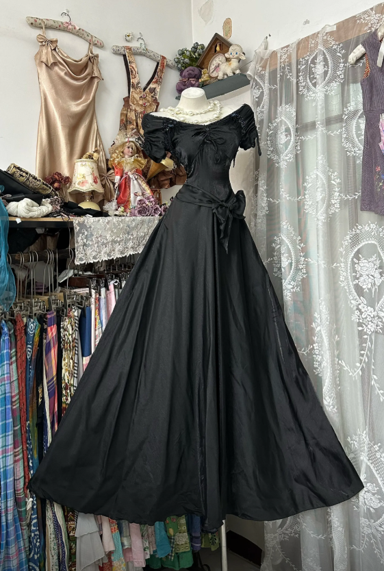 Robe de soirée longue chic à épaules dénudées et coupe trapèze, en satin noir, référence DP05291
