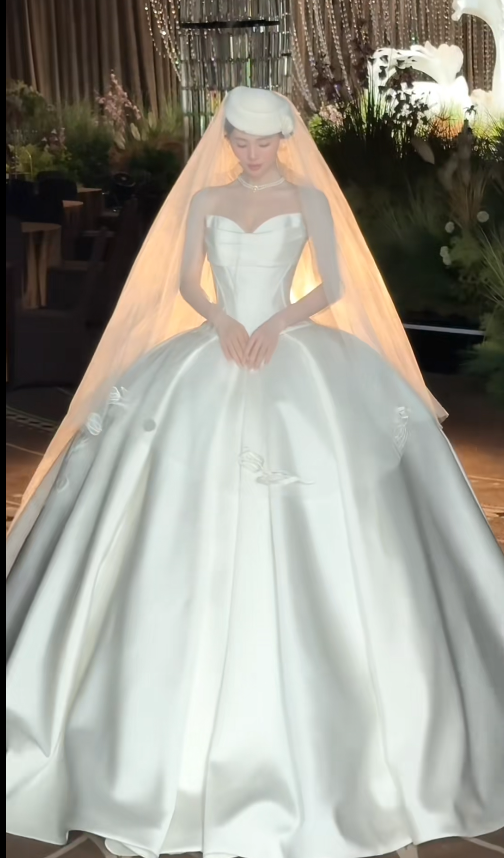 Schlichtes A-Linien-Hochzeitskleid lang trägerlos Satin Brautkleid Weiß ärmelloses Brautkleid DP05328