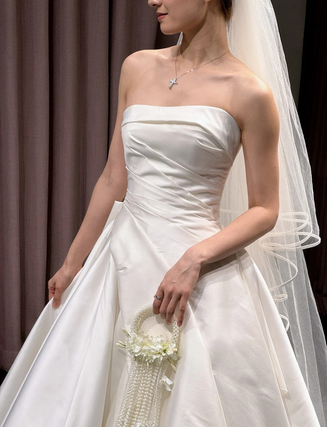 Elegantes, langes A-Linien-Hochzeitskleid, trägerlos, aus Satin, Brautkleid, ärmelloses Brautkleid, Weiß, DP05340