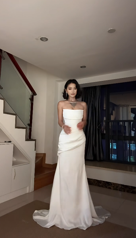 Elegantes weißes Hochzeitskleid, trägerlos, Etui-Stil, Chiffon-Brautkleid, ärmellose Brautrobe DP05347