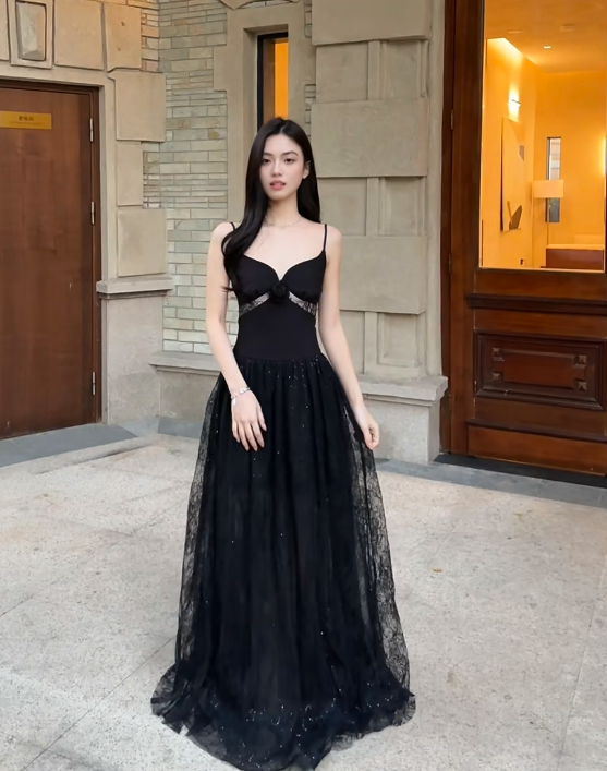 Elegantes schwarzes Ballkleid A-Linie Spaghettiträger Tüll Langes Abendkleid DP05367