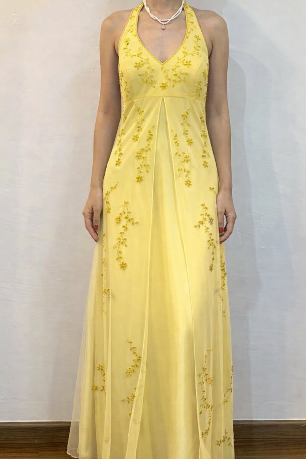 Elegantes gelbes Ballkleid Neckholder Scheide Chiffon Perlen Lang Abendkleid Ärmellos Festliches Kleid DP05382