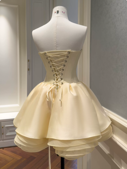 Elegantes gelbes Cocktailkleid Trägerloses A-Linien-Kleid für Abschlussfeier Satin-Geburtstagskleid DP05419