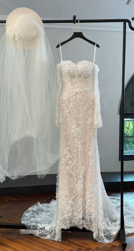 Elegant White Wedding Dress Off-shoulder Sheath Bridal Dress Applique Lace Bridal Gown DP05492