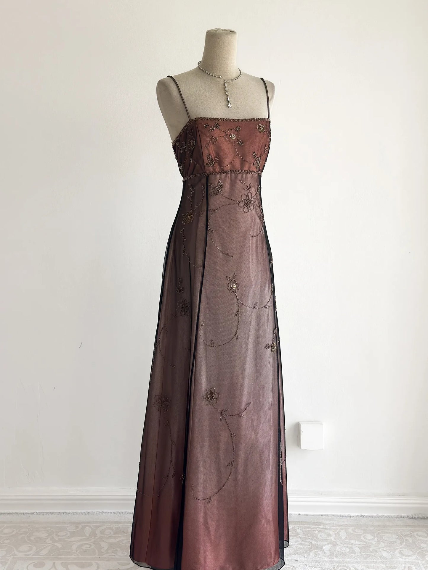 Elegantes Spaghetti-Träger-Ballkleid A-Linie Tüll Perlen Langes Abendkleid DP05499