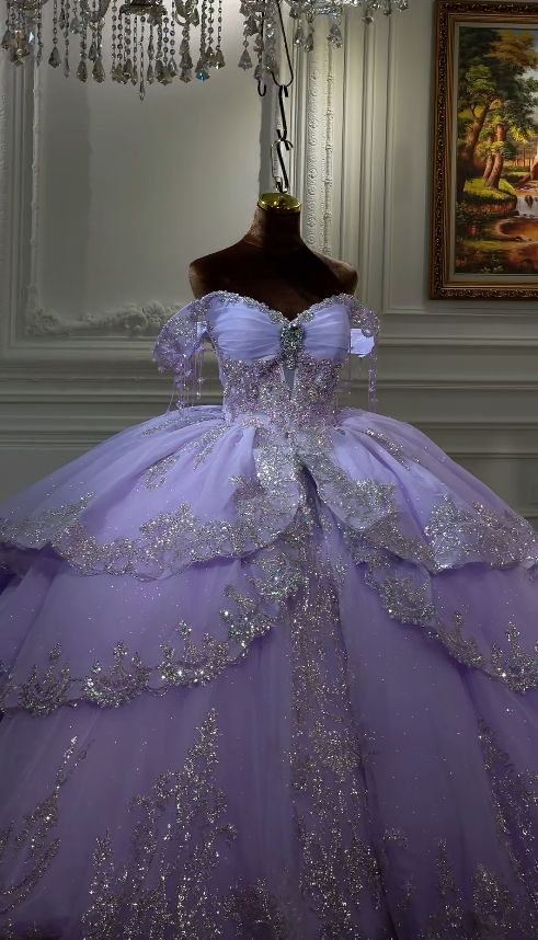 Wunderschönes schulterfreies Ballkleid Süßes 16 Kleid Lila Quinceanera Kleid Perlenbesetzter Tüll Langes Abschlussballkleid DP05589