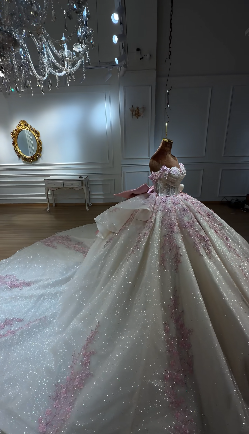 Gorgeous Off-shoulder Ball Gown Quinceanera Dress Tulle Appliqus Long Birthday Dress White Sweet 16 Dress DP05674