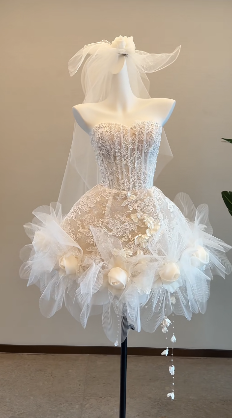 Robe de mariée sans bretelles trapèze élégante en dentelle appliquée DP05796