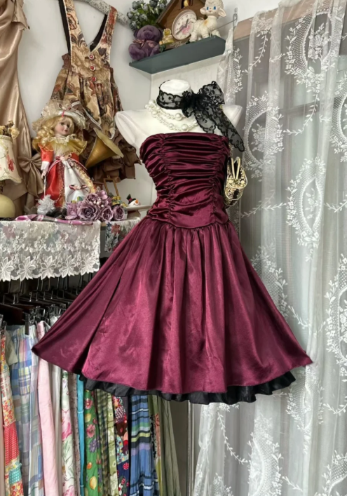 Schickes, dunkelrotes kurzes schulterfreies Satin-Heimkehrkleid A-Linie Ärmelloses Partykleid DP05852