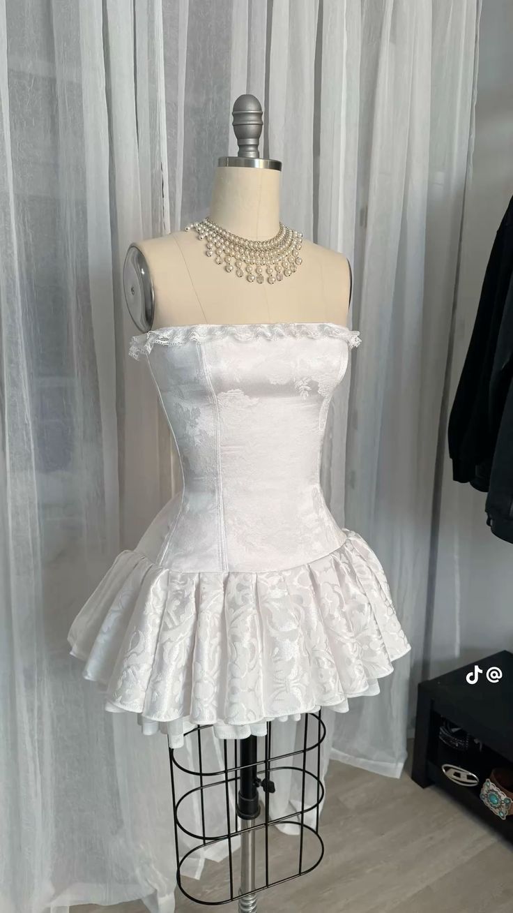 Robe de bal Glam White sans bretelles, coupe trapèze, en satin, pour anniversaire ou remise de diplôme DP06001