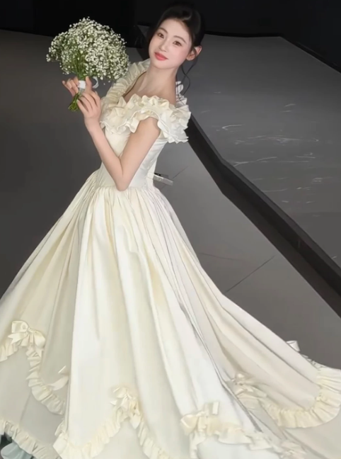 Schlichtes, schulterfreies, weißes Hochzeitskleid Satin-Brautkleid A-Linie Brautkleid DP06123