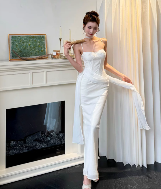 Elegantes weißes festliches Kleid mit Spaghettiträgern, figurbetontes Kleid für Partys, Chiffon-Abendkleid DP06167