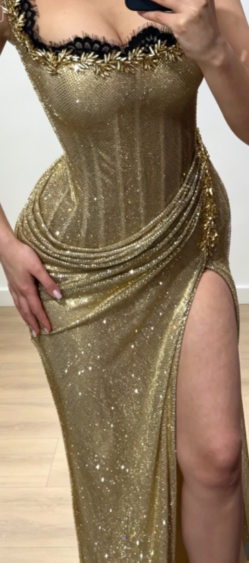 Robe de soirée chic dorée avec bretelles fines, fourreau pour soirée, en tulle DP06170