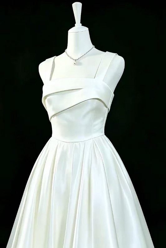 Einfaches weißes Geburtstagskleid mit Spaghettiträgern A-Linien-Abschlussballkleid Satin-Abendkleid DP06178
